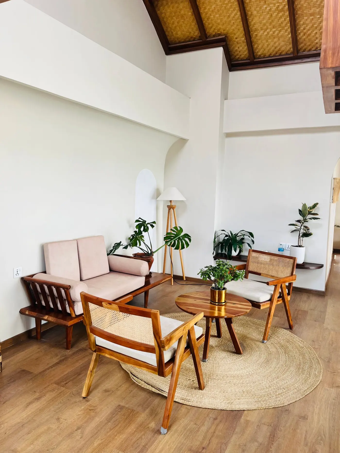 Bright living room with plants and natural materials
